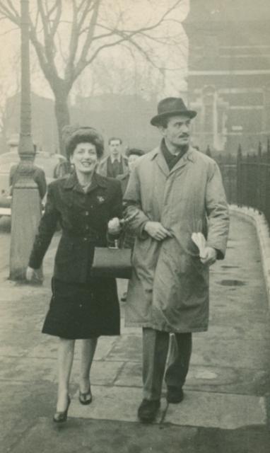 Z Markiem Żuławskim przed Tate Gallery, Londyn 1947