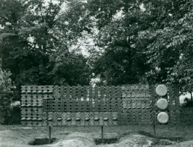 "Forma przestrzenna", Biennale Form Przestrzennych, Elbląg 1965<br>kompozycja spawana z gąsienic żelaznych<br>120 x 350 cm
