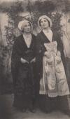 Z jedną z sióstr Gustawą, 1905