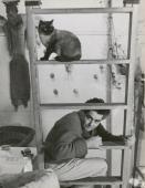 Z kotem Zypciem w pracowni na ul. Solnej, koniec lat 50.